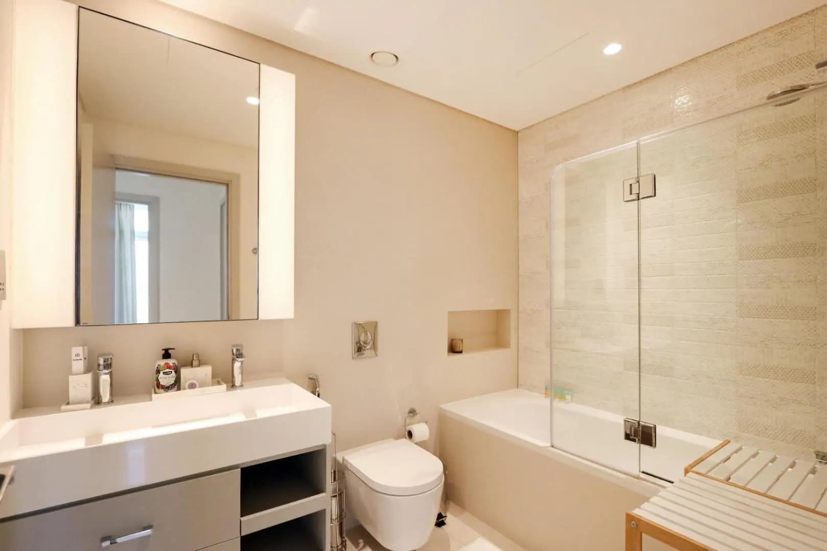Livbnb - Chic 1Br, Beachfront & Marina Views Dubai 0*,