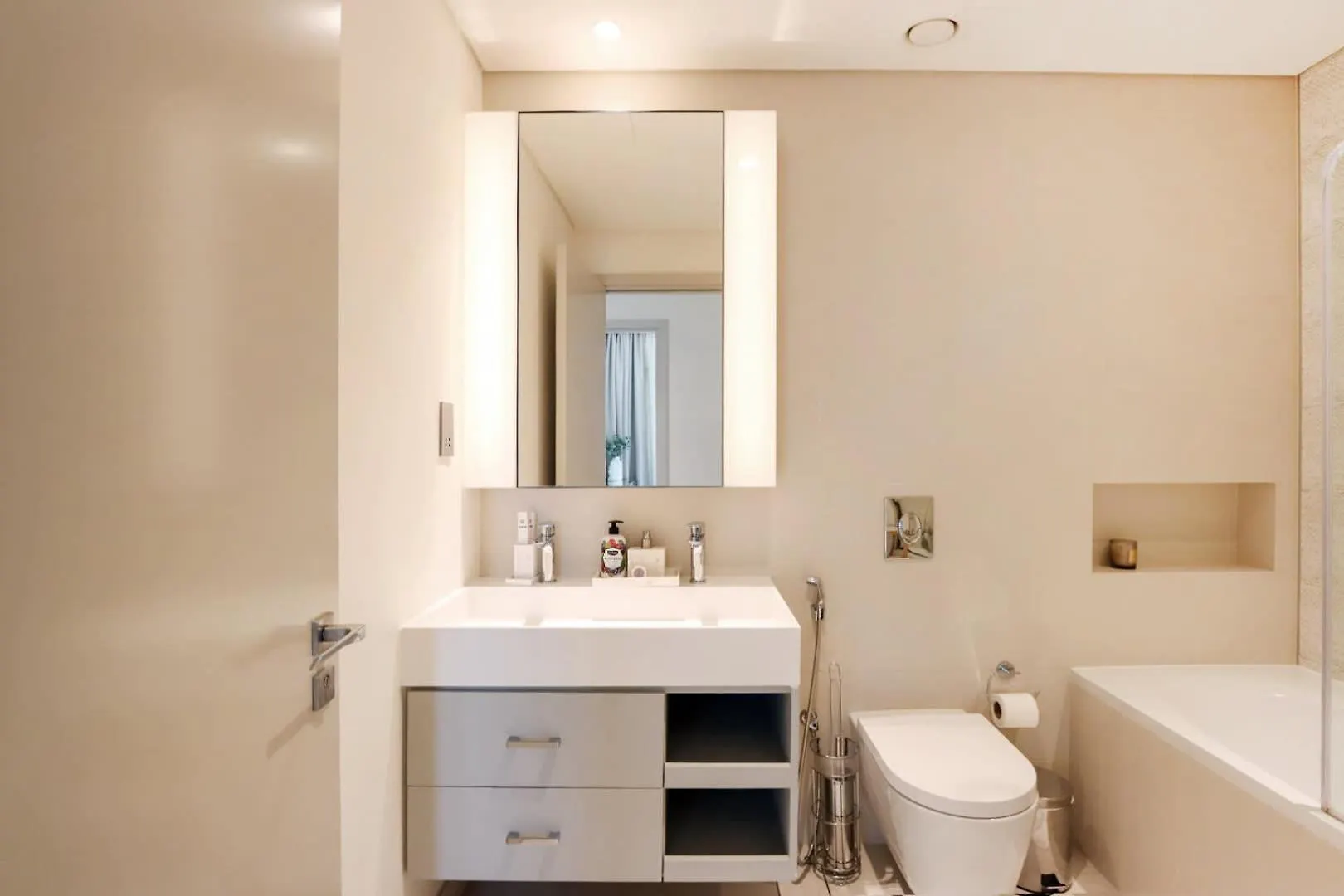 Livbnb - Chic 1Br, Beachfront & Marina Views Dubai